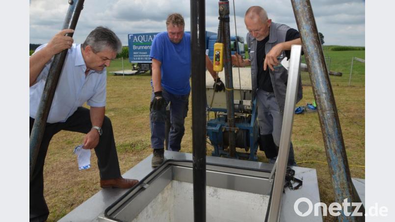 Bürgermeister Andreas Wutzlhofer (links) überzeugt sich persönlich von den Regenerierungsarbeiten am Tiefbrunnen I bei Neumühle, bei dem Mitarbeiter der Firma Aquaplus Brunnensanierung H. Munding GmbH &amp; Co.KG aus Kronach gerade damit beschäftigt sind, den Brunnenkopf und die Steigleitung zu demontieren. Bild: dob