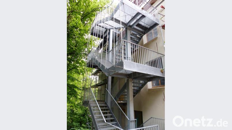 An den Gebäudeteilen sollen neue Feuertreppen für Schutz im Notfall sorgen. Bild: jp