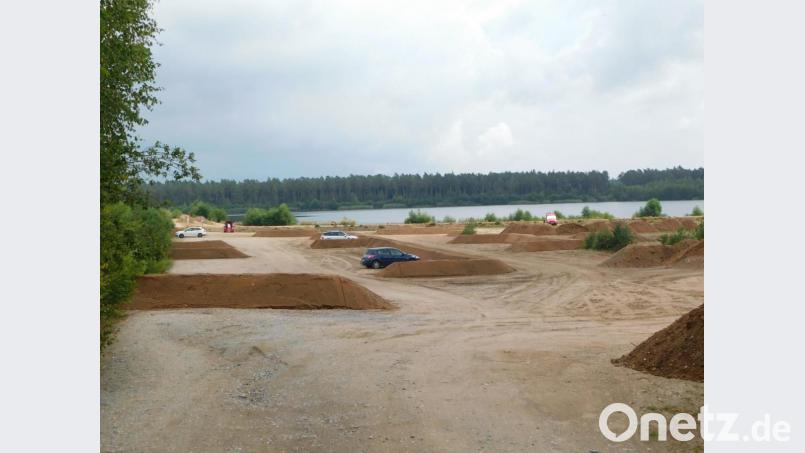 Die Bayerischen Staatsforsten haben den Parkplatz durch Erdhügel etwas strukturiert. Bild: msh