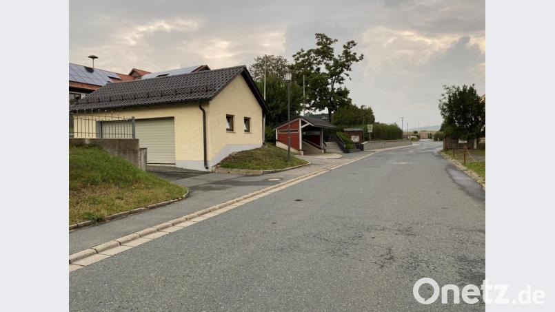 In der Kirchenstraße wird über Tempo 30 nachgedacht und über eine Verlängerung des Gehwegs bis zur Staatsstraße. Bild: Eichl