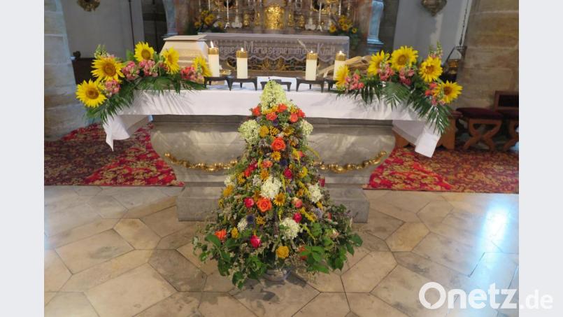 Der Frauenbund band einen farbenprächtigen Kräuterstrauß und stellte ihn vor den Volksaltar. Bild: jzk