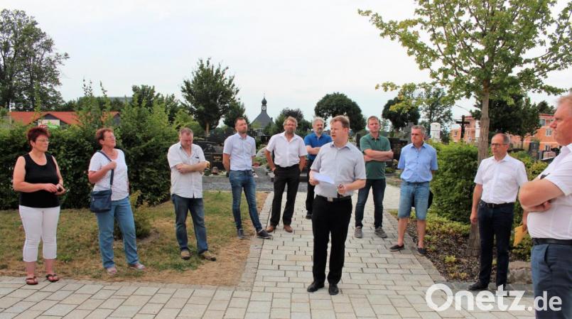 Pfarrer Thomas Kraus (Mitte) erläuterte den Mitgliedern des Kemnather Bauausschusses seine Überlegungen für die künftige Nutzung der Friedhofskirche Bild: stg