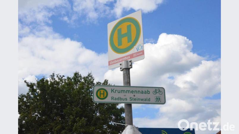 An der Bushaltestelle bei der Katholischen Kirche in Krummennaab wurde das Schild für den ehemaligen Radlbus beim Abbau vergessen. Bild: Benkhardt