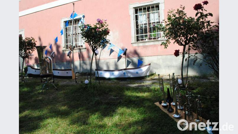 Ein Donauschiff und Instrumente im Pfarrgarten des Pfarrhofs Wurz Bild: gge