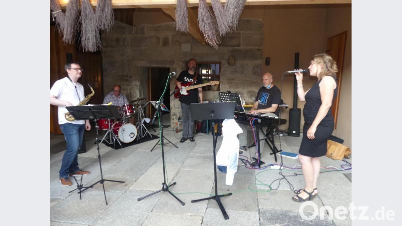 Die Jam-Session-Band mit (von rechts) Monika Eichhammer, Martin Dilling, Albert Dotzler,. Andreas Grauvogel und Roman Chwalinski begleitet die Filmnacht. Bild: rn