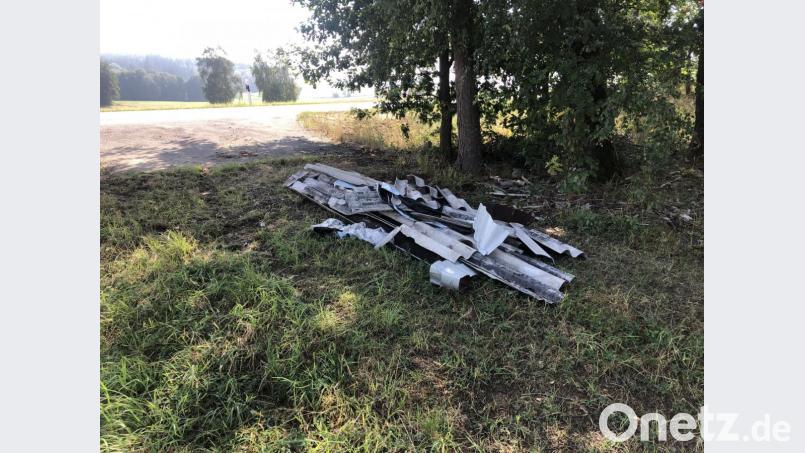Die asbesthaltigen Dachplatten wurden aus einem Fahrzeug mit litauischem Kennzeichen bei Görnitz entsorgt; Bürgermeister Karl Völkl hat Strafanzeige gestellt für den Fall, dass das Auto wieder in Deutschland auftaucht. Bild: Eichl