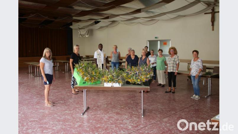 Pfarrvikar Gilbert Mburu Kabiru (Dritter von links) segnet die Kräuter: Der Missionskreis um Anita Heßler (links) bindet wieder bunte Buschen für den Verkauf zu Mariä Himmelfahrt. Die Einnahmen werden für wohltätige Zwecke gespendet. Bild: sne