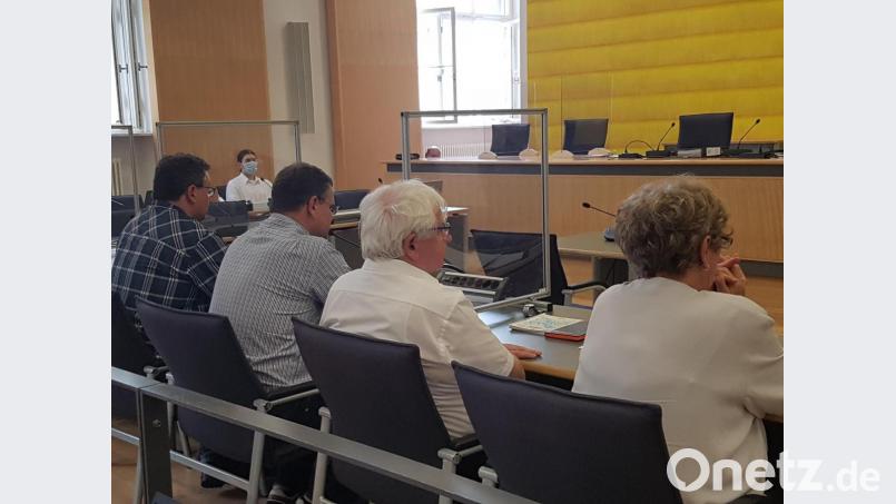 Kein leichter Tag für die Eltern von Maria Baumer (rechts): Sie haben am Montag in dem Mordprozess als Zeugen ausgesagt. Ihnen schräg gegenüber sitzt der Angeklagte, der frühere Verlobte ihrer Tochter. Bild: gib