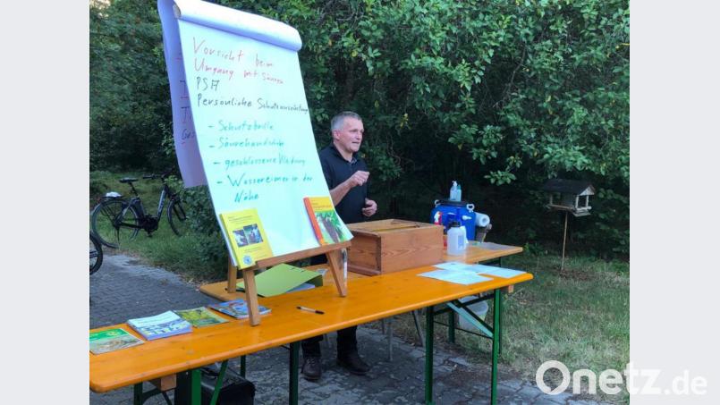 Bienenfachwart Michael Ring beim Vortrag Bild: Werner Kick/exb