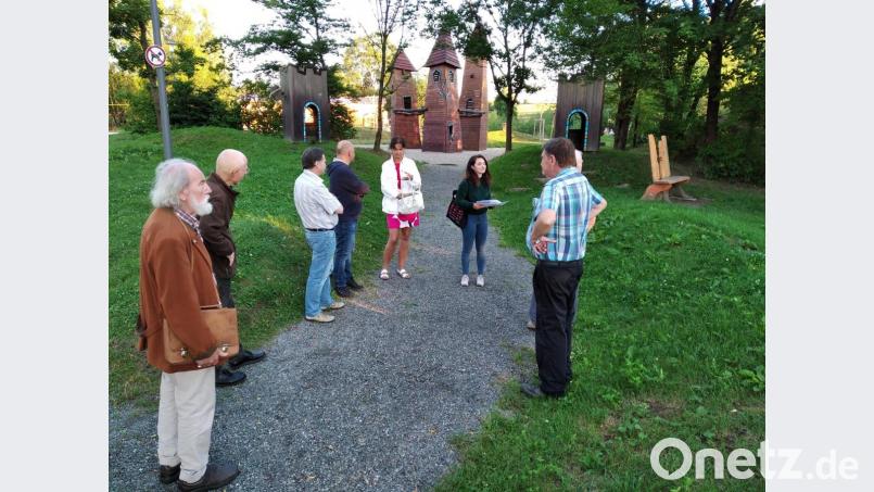 Die Stammtischrunde beim Spaziergang durch Schönsee auf bayerisch-böhmischen Spuren. Hier beim Spielplatz am Moorbad beginnt der Stadlerner Steig, der direkte Weg von Schönsee ins Nachbarland. Veronika Kaštánková (zweite von rechts) führte als neue Mitarbeiterin durch Schönsee Bild: eib