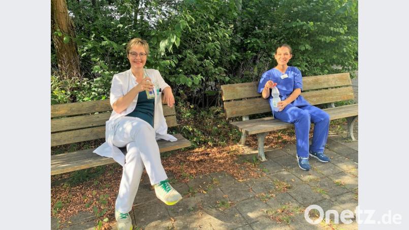 Reichlich trinken ist bei Hitze besonders wichtig. Paula Loibl (links) und Désirée Decking Ott. Bild: Bernhard Krebs/exb