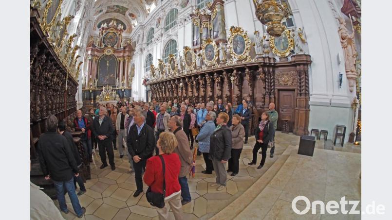 So eng wie in auf diesem Foto dürfen die Besucher in der Basilika zurzeit zwar nicht beieinander stehen. Doch auch mit Abstand zu anderen Besuchern ist die Barockkirche immer ein Besuch wert. Archivbild: Norbert Grüner