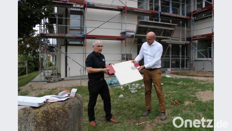 Architekt Michael Steidl (links) und Bürgermeister Maximilian Beer mit den Farbmustern für die Dr.-von-Ringseis-Grundschule. Bild: pko