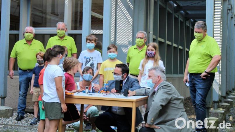 Spielerisch mit Energie und der Energiewende umgehen - das lernen Kinder am KTB in Windischeschenbach mit Unterstützung der Neue Energien West eG (NEW). Informiert haben sich Staatssekretär Roland Weigert (Zweiter von rechts) und MdL Tobias Gotthardt (Fünfter von rechts). Bild: stg