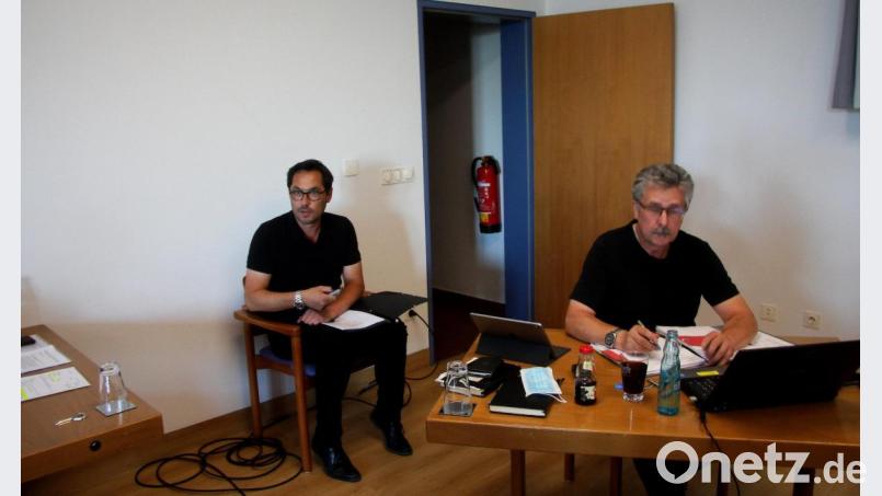 Die Alternativen „Sanierung“ oder „Neubau“ stellte Architekt Peter Hilgarth (links) den Markträten bzw. Bürgermeister Wolfgang Braun (rechts) im Detail vor. Bild: wro