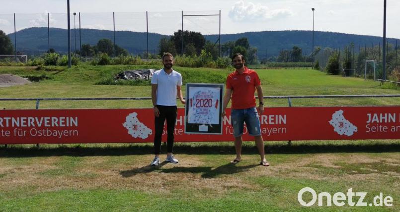 Der TV Nabburg ist jetzt Partner des SSV Jahn Regensburg. TV-Abteilungsleiter Christoph Schärtl (rechts) freute sich bei der Übergabe des Partner-Trikots. Bild: exb