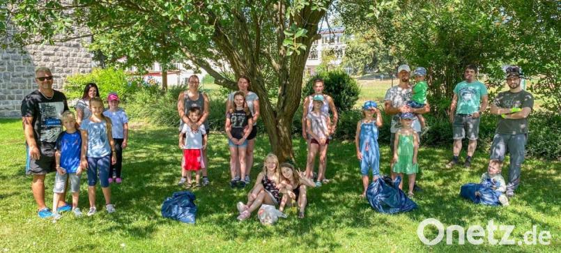 In einer Rama-Dama-Aktion sammelten die Kinder den Müll an den öffentlichen Plätzten in Krummennaab auf. Bild: nza
