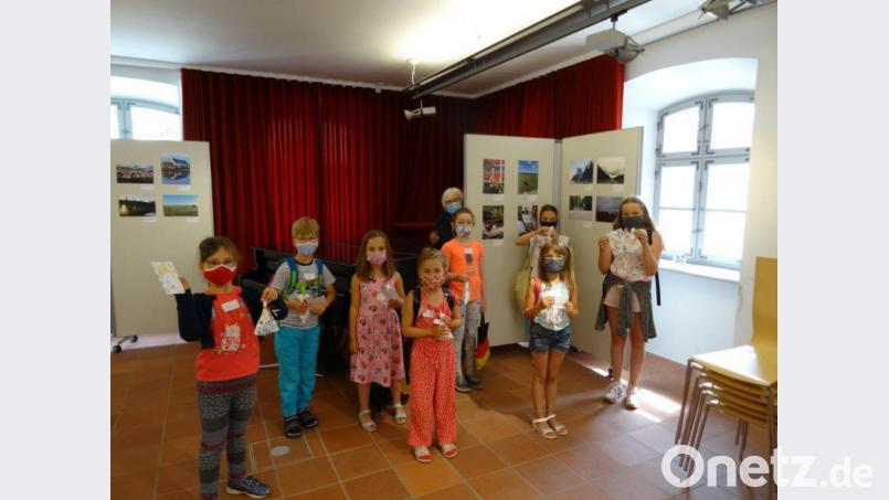 Anita Köstler mit ihren jungen Künstlerinnen. Bild: Stadt Tirschenreuth/exb