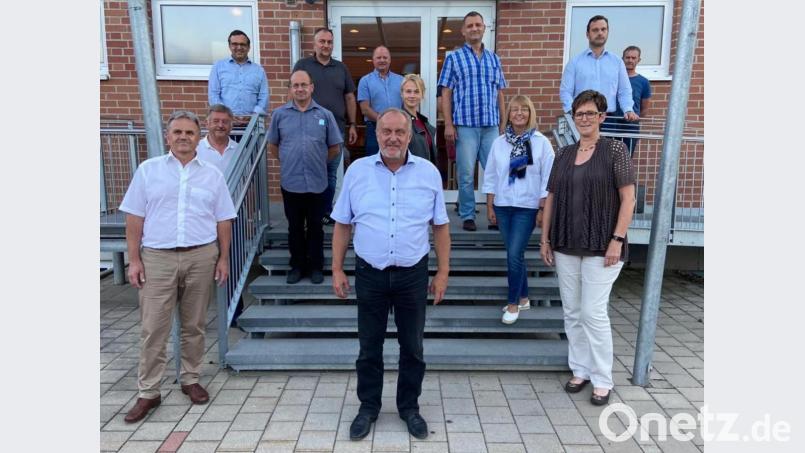 Bürgermeister Anton Peter (Mitte) mit fast allen Mitgliedern des Ammerthaler Gemeinderats. Bild: oe