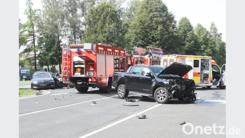 Am Montagvormittag passierte auf der Kreuzung Erbendorfer Straße / Staatsstraße 2181 ein Unfall mit drei beteiligten Autos. Dabei wurde laut Polizei eine Person schwerstverletzt, eine mittelschwer und eine Frau mit zwei Kindern wurde vorsorglich ins Klinikum eingeliefert. Bild: Gabi Schönberger