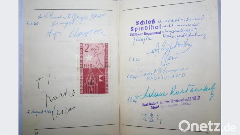 Autogramme von Bischöfen und einem Kardinal, die beim „Eucharistischen Weltkongress“ in München gegeben wurden, sind im Kolpingausweis bleibende Erinnerungen an die schönen Tage. Bild: gpa