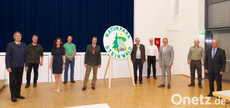 Regierungspräsident Axel Bartelt (links) und der Vorsitzende des Verbandes bayerischer Naturparke, Anton Knapp (rechts), mit der neugewählte Vorstandschaft (von links) Bürgermeister Wolfgang Braun, Bürgermeisterin Margit Bayer, Förster Wolfgang Schödl, Vorsitzender Eberhard von Gemmingen-Hornberg, Geschäftsführer Ernst Tippmann, Kassier Thomas Weiß, zweiter Vorsitzender Landrat Roland Grillmeier sowie Beisitzer Jonas Ständer. Bild: JOCHEN NEUMANN
ERBENDORF
