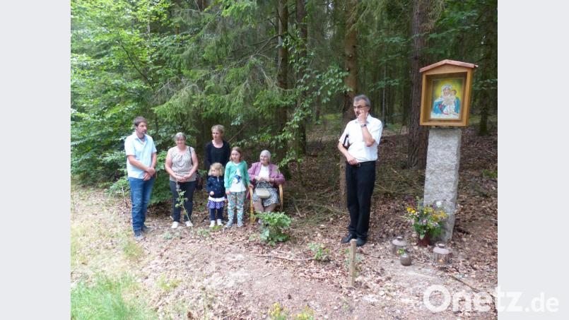 Den neuen Bildstock segnete bei einer kleinen Marienandacht Pfarrer Martin Besold (rechts). Mit auf dem Bild (von links) Andreas Stock, Mutter Marianne, Ehefrau Marianne mit Kindern Katharina und Luisa und Eleonore Stock. Bild: njn