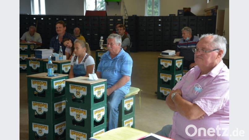 In Coronazeiten heißt es Abstand zu halten, so auch am Sonntagvormittag bei der Kreisversammlung der Rassegeflügelzüchter in der Ausstellungshalle in Schirnding. Bild: jr
