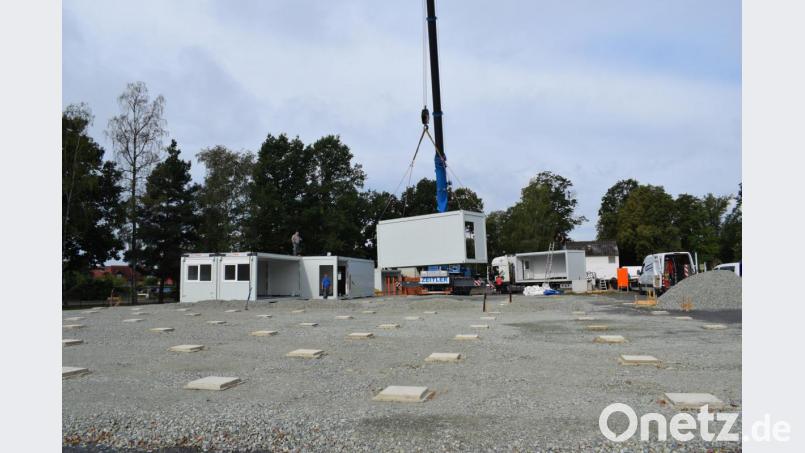 Am Dienstag kamen die ersten 20 von insgesamt 44 Containern für den Interimskindergarten. Zehn Fuhren kamen aus Baden-Württemberg. Bild: szl