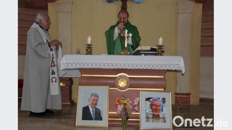 Pfarrvikar Markus Hochheimer (Mitte) verabschiedete sich beim Gottesdienst von Maria Loreto, Konzelebrant war Ruhestandsgeistlicher Ferdinand Kohl. Zudem wurde der Verstorbenen Robert Treml (unten links) und Ferdinand Vogl gedacht, Männer der ersten Stunde im Förderverein Maria Loreto. Bild: kro