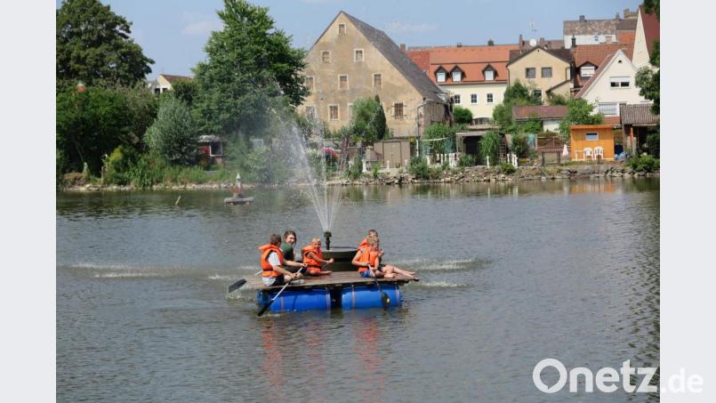 Sehr gut gefallen hat den Kindern die Floßfahrt mit ihrem Betreuer Lukas Brilla auf dem Kemnather Stadtweiher. Bild: jzk