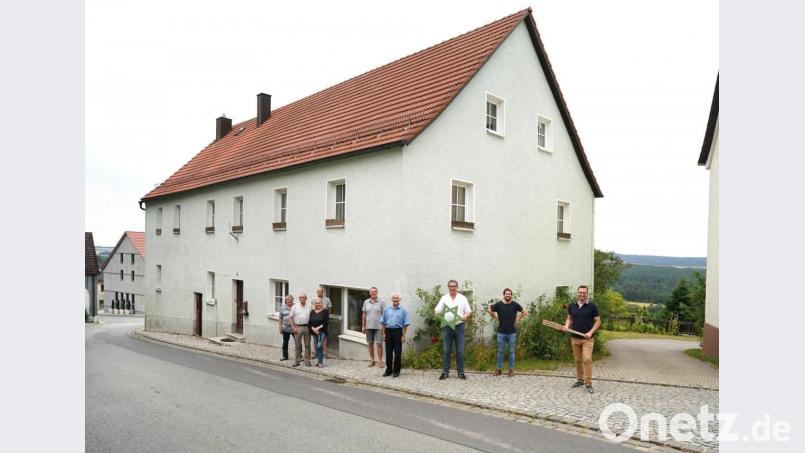Der junge Verein Zeiglhaus Parkstein e.V. hat in der Pressather Straße eine Immobilie erworben. In dem Haus soll unter anderem nach alter Tradition gebraut werden. Um den Kauf entsprechend zu würdigen, trafen sich die Vorstandsmitglieder mit Bürgermeister Reinhard Sollfrank vor dem Gebäude und erörterten ihre weiteren Schritte Bild: bey