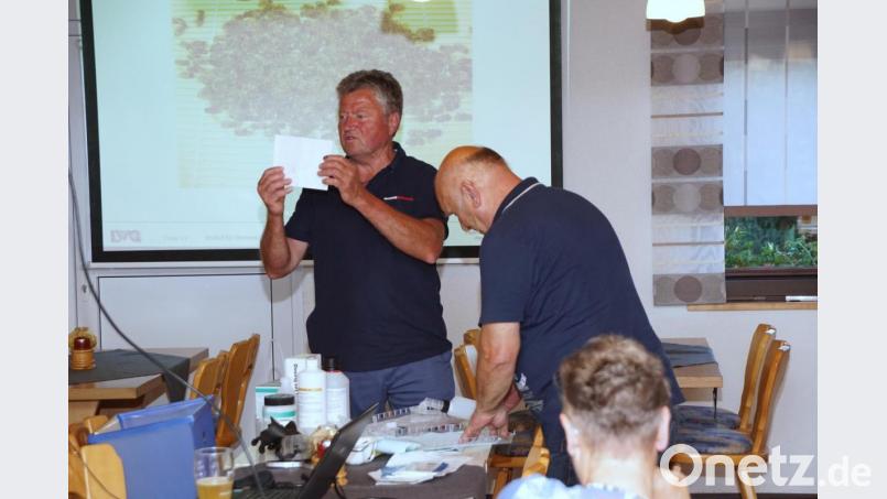 Josef Ernst (links) brachte verschiedene Verdunster mit nach Kötzersdorf. Mit ihnen werden die Säuren dosiert über längere Zeit zur Abtötung der Milben abgegeben. Bild: bkr