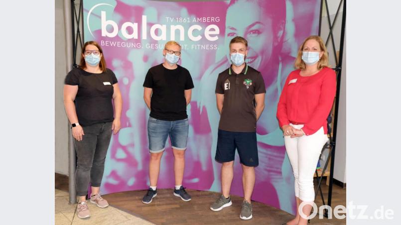 Das Team der Integrativen Onkologie am Klinikum startet wieder mit dem Kursangebot; v.l. Kerstin Weiß, Geschäftsführerin des TV 1861 Amberg; Tobias Härtl und Johannes Dittrich, zertifizierte OTT-Therapeuten; Doris Kölbl, Koordinatorin Integrative Onkologie. Bild: Klinikum/Dietl/exb