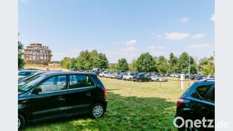 Am zusätzlichen Parkplatz nahe der Kugel sind am Samstag nachmittags noch Plätze frei. Bild: Hösamer