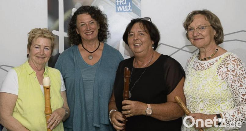 Helma Koch ist Apothekerin im Ruhestand, schreibt Bücher und ein Theaterstück und spielt im Flötenquartett Rosenholz mit. Das Bild zeigt drei der Musikerinnen bei einer Aufnahme für BR Heimat mit Moderatorin Evi Strehl (Zweite von links). Bild: hka