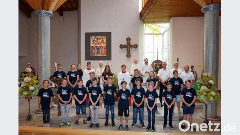 Die Pfarreiengemeinschaft Theuern-Ebermannsdorf-Pittersberg verabschiedet bei einem Gottesdienst ihren Gemeindepraktikanten (hinten, ab Fünfter von links): Ruhestandspfarrer Josef Beer, Pfarrer Herbert Grosser, Gemeindepraktikant Johannes Tauer, Richard Bäumler (Kirchenverwaltung Theuern), Kathrin Blödt, Günther Denk (Pfarrgemeinderatssprecher) mit zahlreichen Ministranten aus den drei Pfarrteilen. Bild: wec