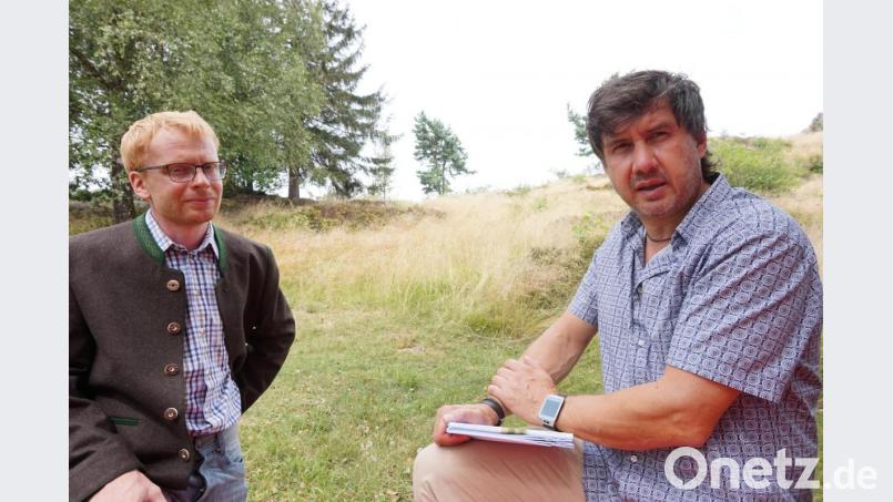 Stadlerns Erster Bürgermeister Gerald Reiter (rechts) und Zweiter Bürgermeister Tobias Eckl bei der Ortsbesichtigung am Wanderparkplatz in Stadlern. Dort werden mit Mitteln des Regionalbudgets bis Ende September die alten Spielgeräte durch eine neue Erlebnisstation ersetzt. Bild: eib