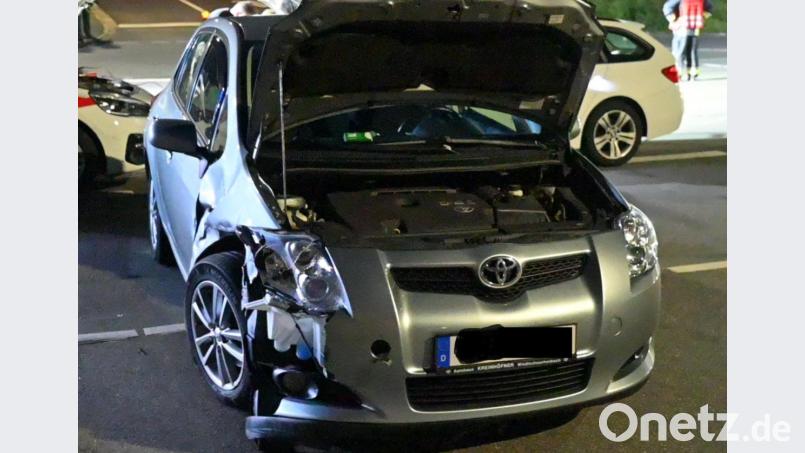 Auch der Toyota der 21-jährigen Regensburgerin war nicht mehr fahrbereit. Bild: gf