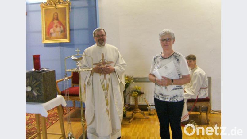 Pfarrer Markus Ertl dankte Margareta Wiesgickl für ihre langjährige Unterstützung. Bild: Susanne Mutzbauer /exb