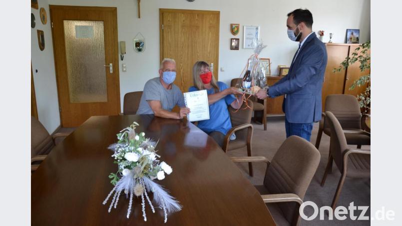 Bürgermeister Armin Bulenda dankt Ralf und Yvonne Lipprandt aus Berlin für den 25. Aufenthalt in Moosbach und überreicht ihnen eine Urkunde und ein Präsent. Bild: gi