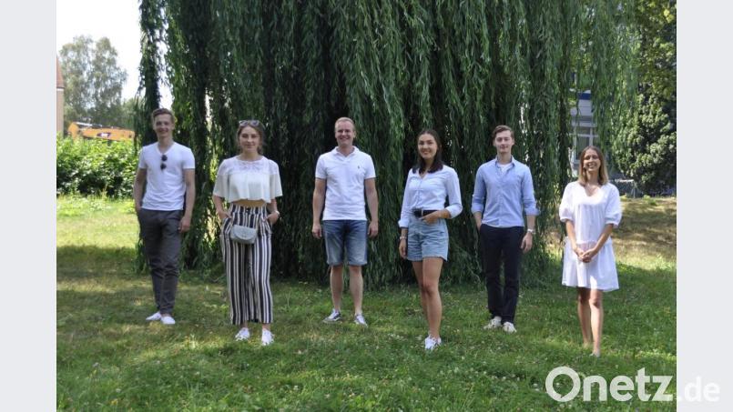Das neue Präsidium führt die Weidener Leos: Cassian Schäfer (Social Media, von links), Elisabeth Märtin (Sekretärin), Titus Lang (Vizepräsident), Isabel Beer (Präsidentin), Constantin Schäfer (Schatzmeister), Helena Gollwitzer (Activitys). Nicht im Bild: Verena Beer (Social Media). Bild: Leos Weiden/exb