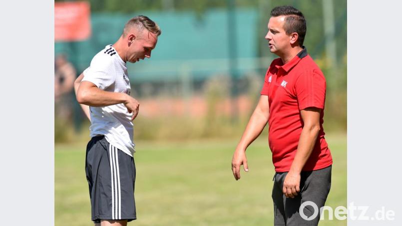 Der Grafenwöhrer Trainer Martin Kratzer (rechts) bespricht sich mit seinem Offensivspieler Alexander Dobmann. Dem Landesliga-Vorletzten gelang ein überraschender 3:0-Testspielsieg bei der in der Liga auf Platz zwei liegenden SpVgg SV Weiden. Archivbild: A. Schwarzmeier