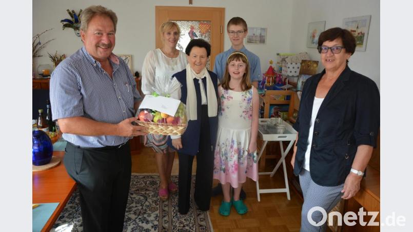 Ihren 80. Geburtstag feierte am Dienstag Anni Brenk (Mitte). Dazu gratulierten neben Tochter Korina (Zweite von links) und den Enkelkindern Cailan (hinten) und Lauren auch Zweiter Bürgermeister Johann Brandl (links) sowie die ehemalige Arbeitskollegin der Jubilarin bei der Raiffeisenbank, Elfriede Dotzauer. Bild: jr