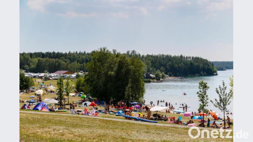 Die Liegewiesen am Steinberger See waren am Samstag gut gefüllt, aber noch nicht überlastet. Bild: Hösamer