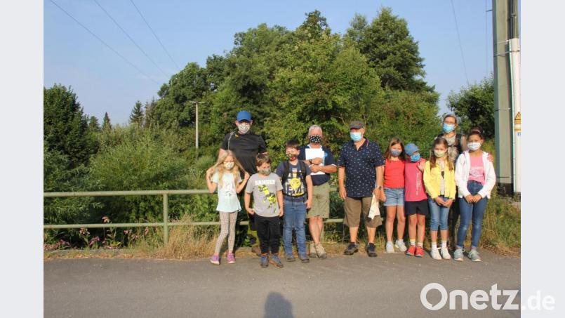 Bereits in den Morgenstunden machte sich Bebbo Schuller (Fünfter v.l.)mit einer Schar kleiner Forscher am Bürgerwald auf zur Naturtour, auf der es eine Menge an heimischen Tieren und Pflanzen zu entdecken gab. Bild: ads