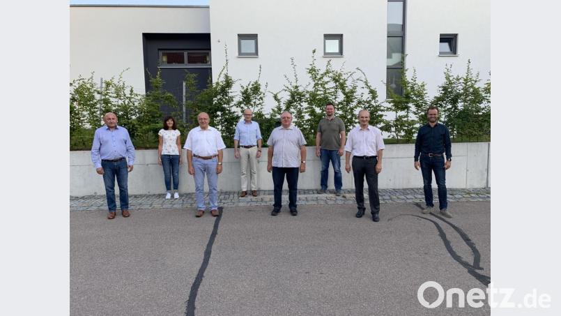 Den ausgeschiedenen Gemeinderatsmitgliedern Martin Wild, Otto Weiß und Josef Kotz (vorn, ab Dritter von links) danken CSU-Vorsitzender und Zweiter Bürgermeister Georg Götz, Dritte Bürgermeisterin Evi Höllerer, Bürgermeister Bernhard Lindner, stellvertretender Fraktionsvorsitzender Dominik Sachsenhauser und Fraktionsvorsitzender Florian Rauch (hinten von links). Bild: ibj