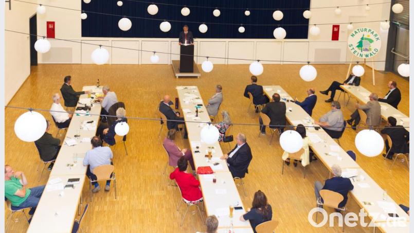 Coronabedingt waren die Teilnehmer versetzt an den Tischen im großen Saal der Stadthalle. Bild: JOCHEN NEUMANN
ERBENDORF