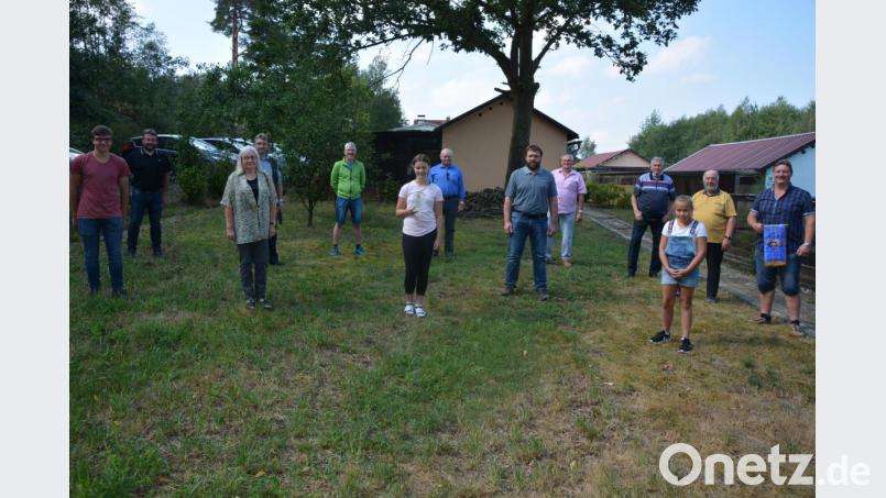 Geehrt wurden bei der Kreisversammlung die neuen Kreismeister der Rassegeflügelzüchter des Kreisverbandes Fichtelgebirge. Unser Bild zeigt die mit Kreisvorsitzenden Marcus Lang (6. von rechts), Bezirksvorsitzenden Andreas Vogel (5. von links) und 2. Bürgermeisterin Anni Kupfer (3. von links). Bild: jr