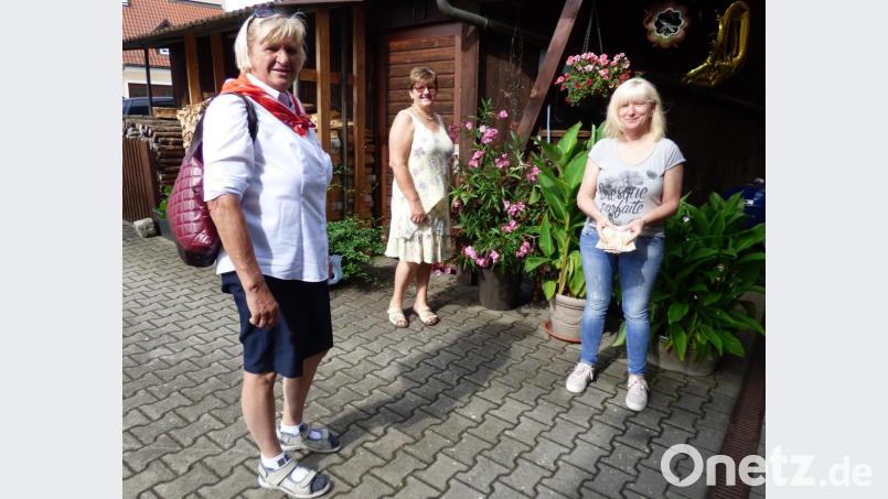 Groß war die Freude bei Hildegard Haupt (links) vom Ambulanten Hospizdienst Weiden-Neustadt/WN: Bärbel Wolf und Roswitha Pemp (von rechts) händigten ihr 450 Euro aus – Geld, das für Mund-Nasen-Masken gespendet wurde. Um die gut 2000 Exemplare zu produzieren, absolvierten die Näherinnen eine Unmenge an Stunden an der Nähmaschine. Bild: mng